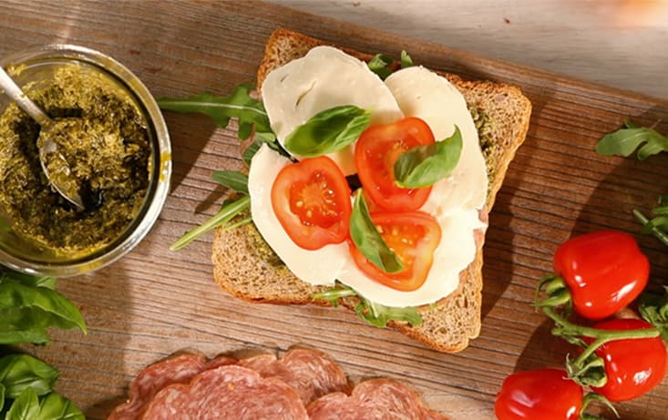 Panini macka med pesto, ost & spicy salami - Recept | Pågen